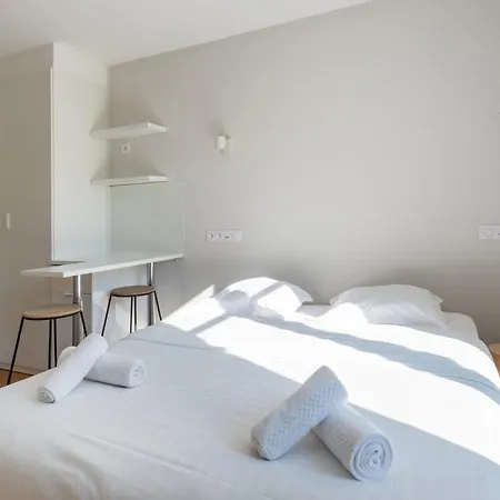 Stylish 2 Bedroom In Holiday home Paris