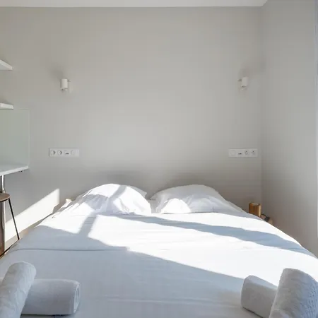 Stylish 2 Bedroom In Holiday home *