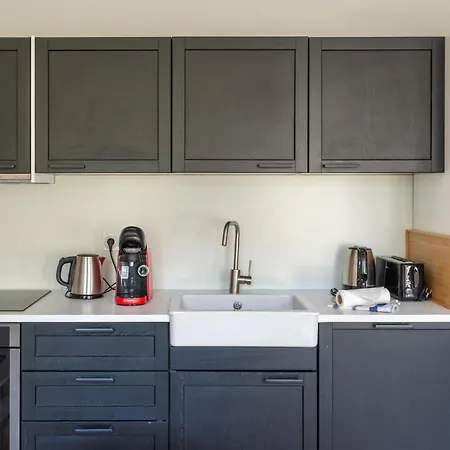 Stylish 2 Bedroom In Holiday home Paris