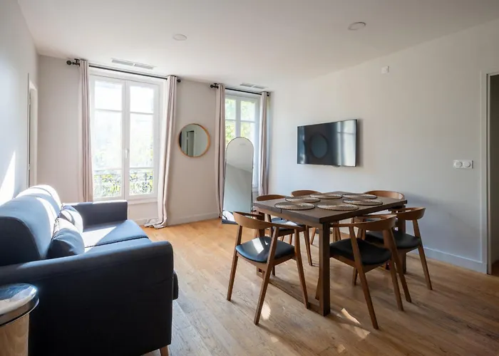 بيت للعطل Stylish 2 Bedroom In *
